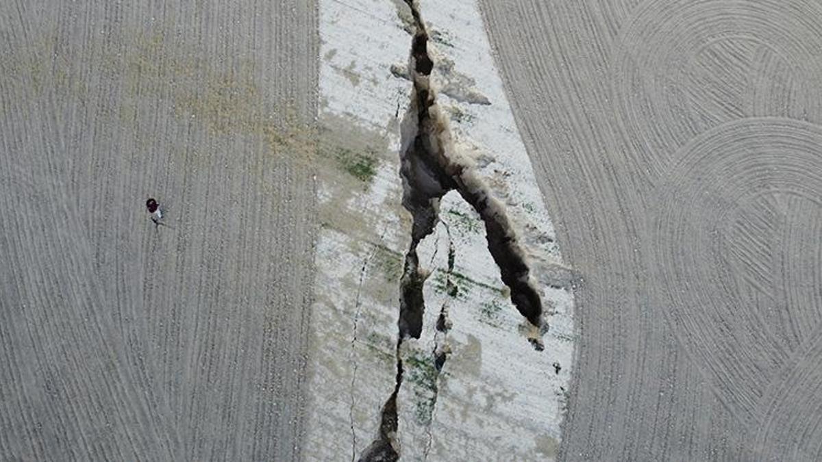 Yer altı suyu çekildi, yüzey yarıkları oluştu! 300 metre uzunluğunda...