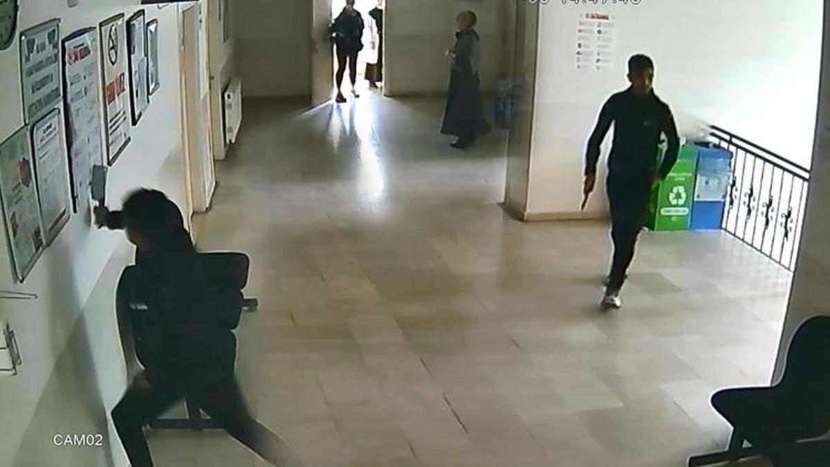 İstanbul'da aile sağlığı merkezinde satırlı saldırgan paniği! Kendilerini odaya kapattılar