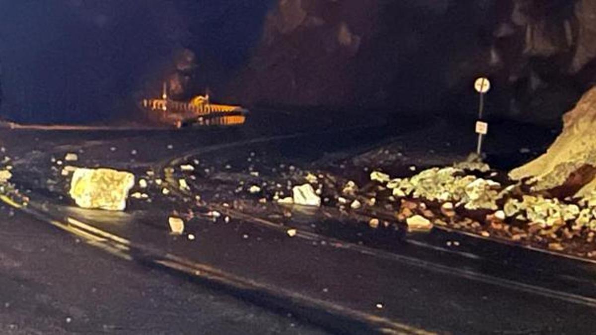 Zigana dağ yamacından kopan kayalar seyir halindeki kamyonete isabet etti