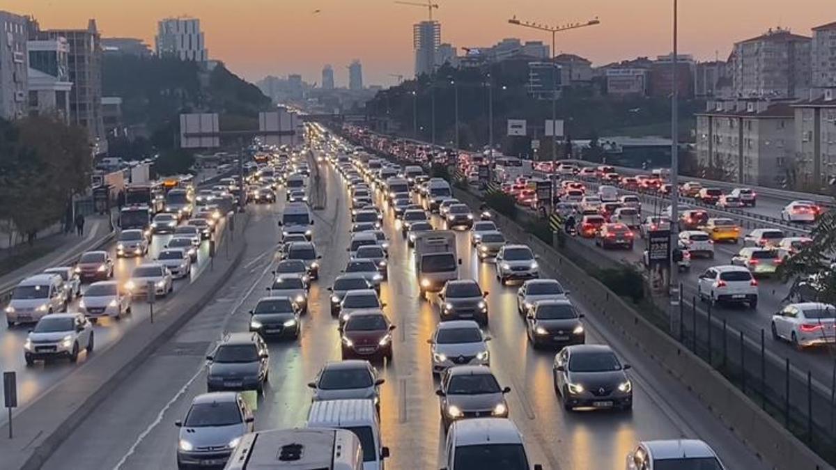 Kısıtlamalar sonrası çileye dönüşen İstanbul trafiğinde servis faktörü