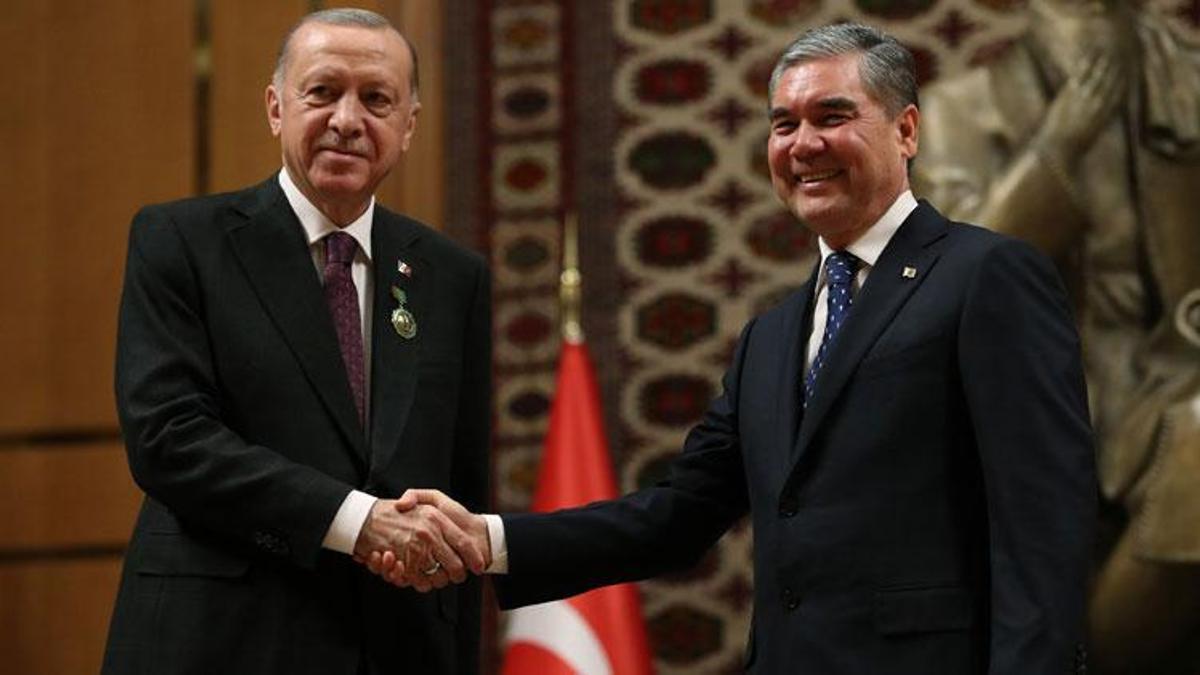 Cumhurbaşkanı Erdoğan Türkmenistan'da! Tarihi imzalar atıldı...