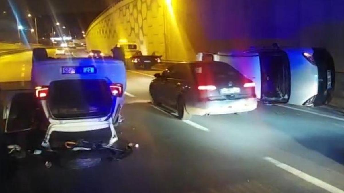 Ümraniye'de makas attığı iddia edilen otomobil, hafif ticari araca çarptı: 2'si ağır, 8 yaralı