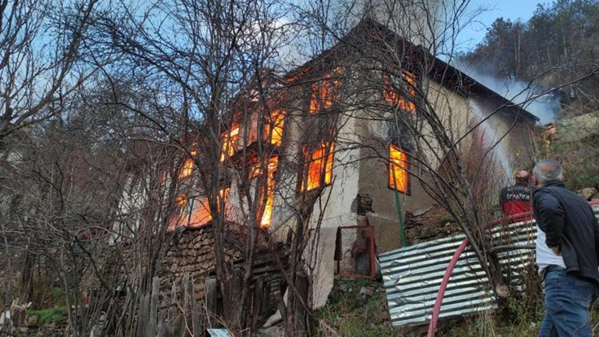 Bolu'da 2 katlı 2 ev alev alev yandı!