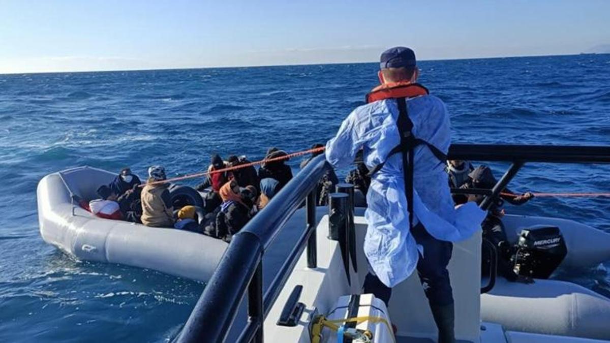 Yunanistan'ın ölüme ittiği 52 göçmen kurtarıldı!