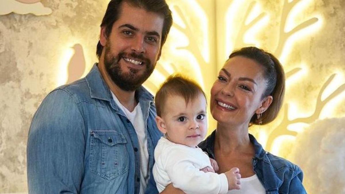 Özge Özder'den mutlu aile pozu