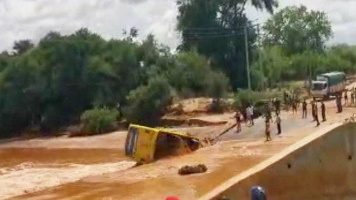 Kenya’da taşan nehri geçmek isteyen otobüs devrildi: 20 ölü