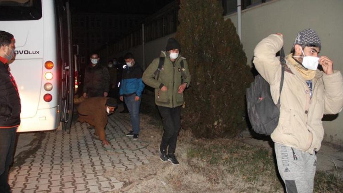 TIR dorsesinden 56 kaçak göçmen çıktı