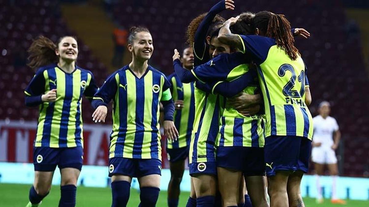 Mesut Özil, Fenerbahçe Kadın Futbol Takımını tebrik etti
