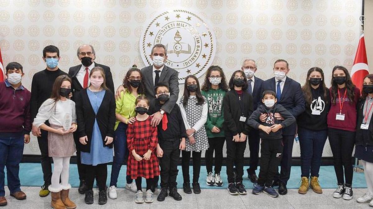 Bakan Özer'den resim yarışmasında dereceye giren öğrencilere hediye