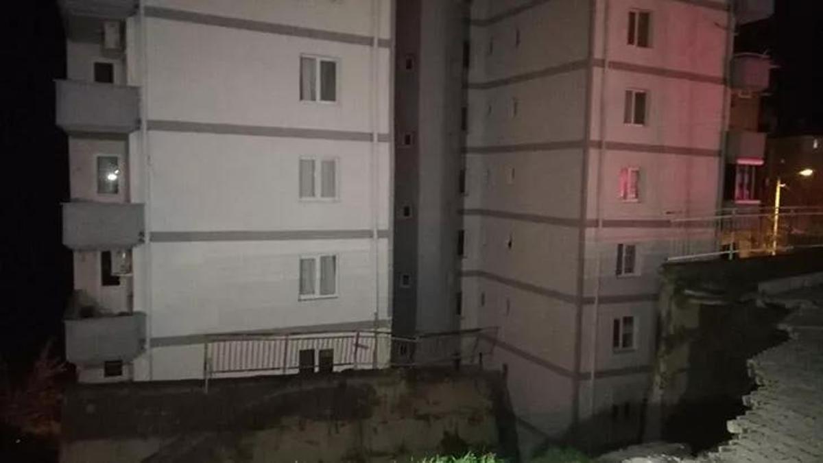 İzmir'de bir sitede korkutan durum! İstinat duvarı yıkıldı! 2 bina tahliye edildi!