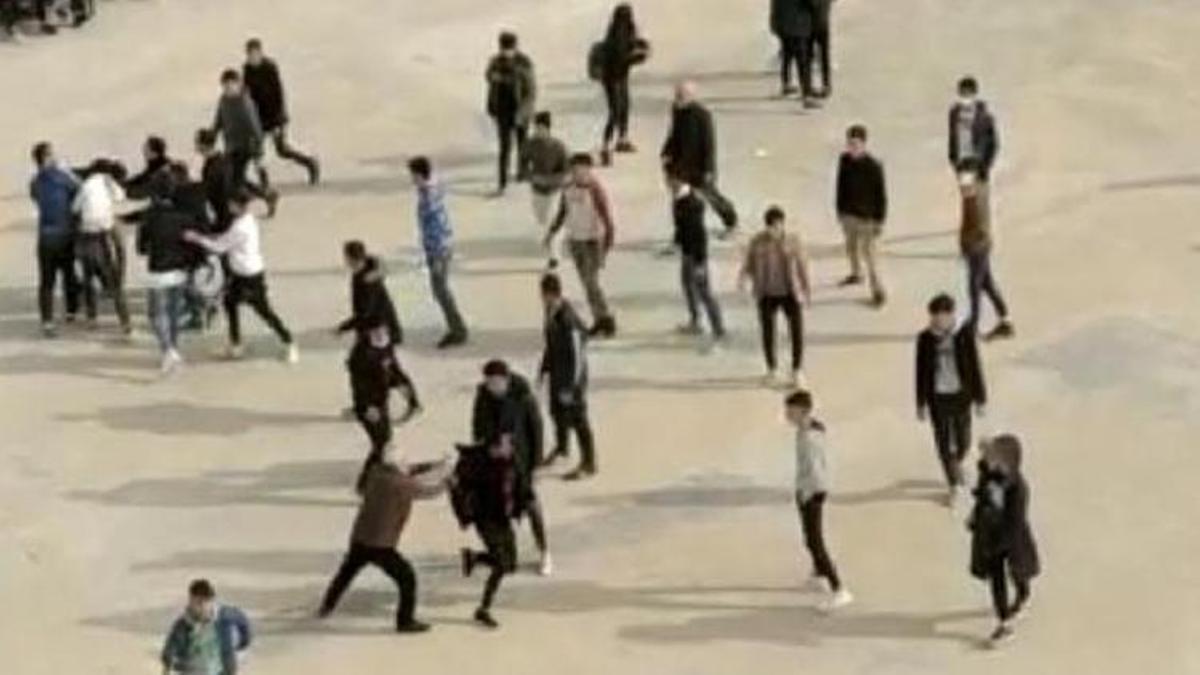 Okul bahçesinde tekme- tokat kavgası kamerada