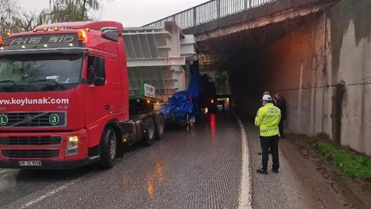 TIR köprünün altına sıkıştı, D-100 ulaşıma kapandı