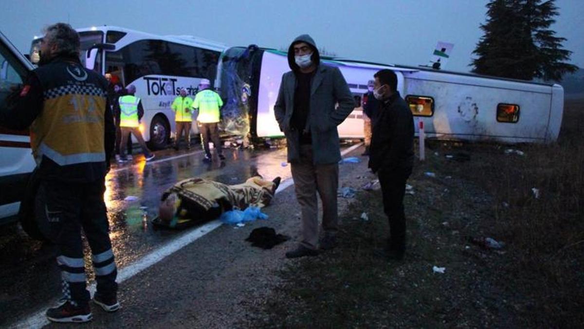 Amasya'da yolcu otobüsü devrildi! Çok sayıda ölü ve yaralı var