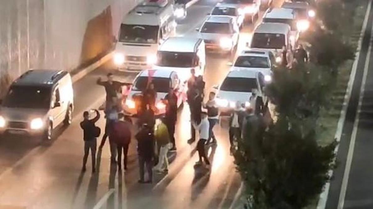 Düğün konvoyu, trafiğe kapattığı yol üzerinde göbek attı