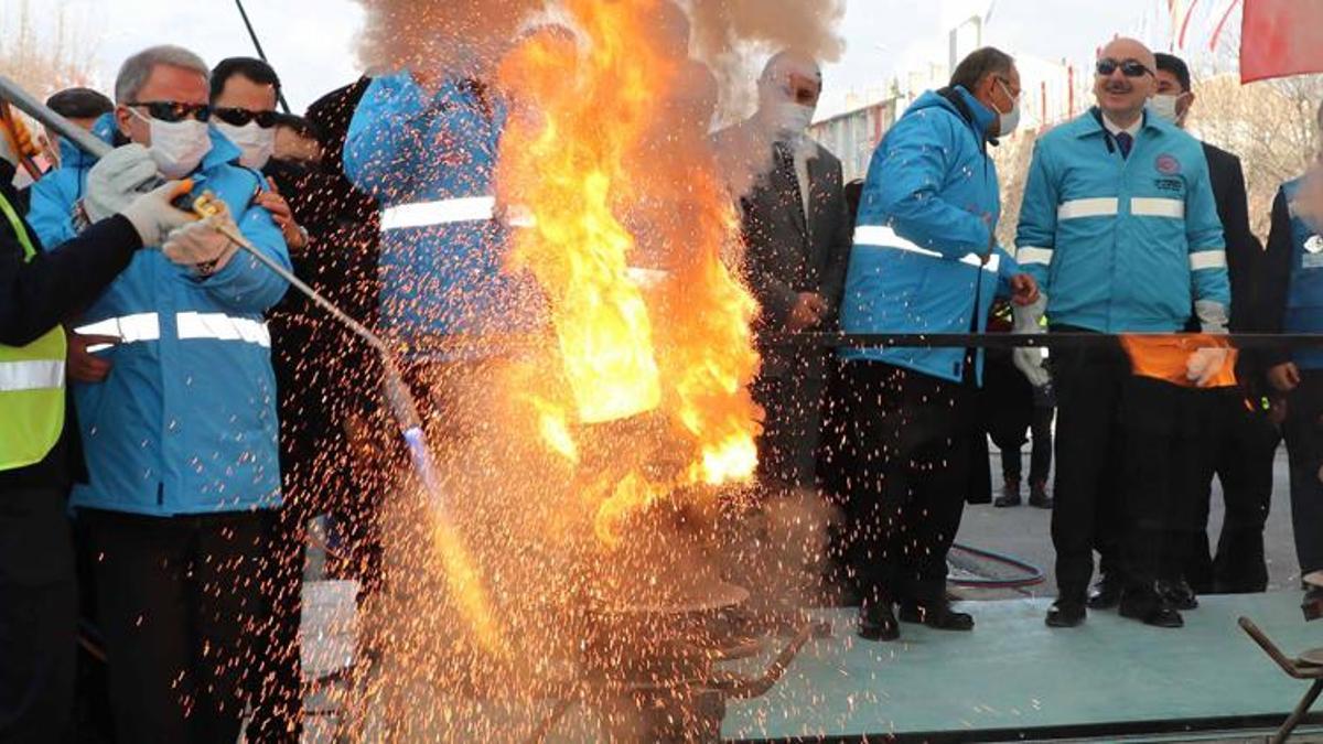 Bakanlar Karaismailoğlu ve Akar, tramvay hattı ilk ray kaynak törenine katıldı