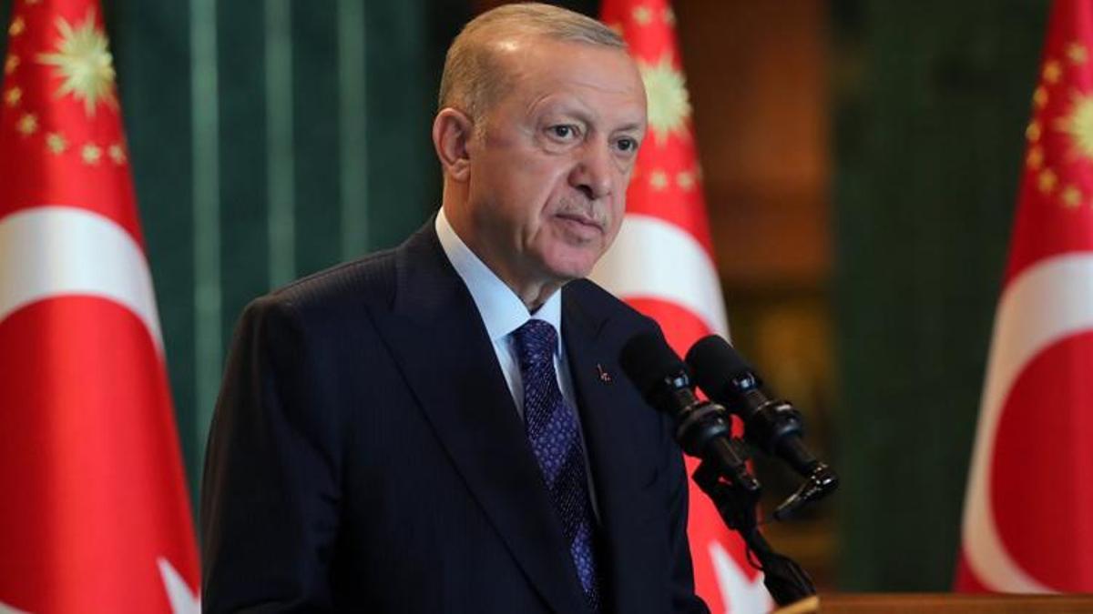 Cumhurbaşkanı Erdoğan, anne ve babasının kabirlerini ziyaret etti