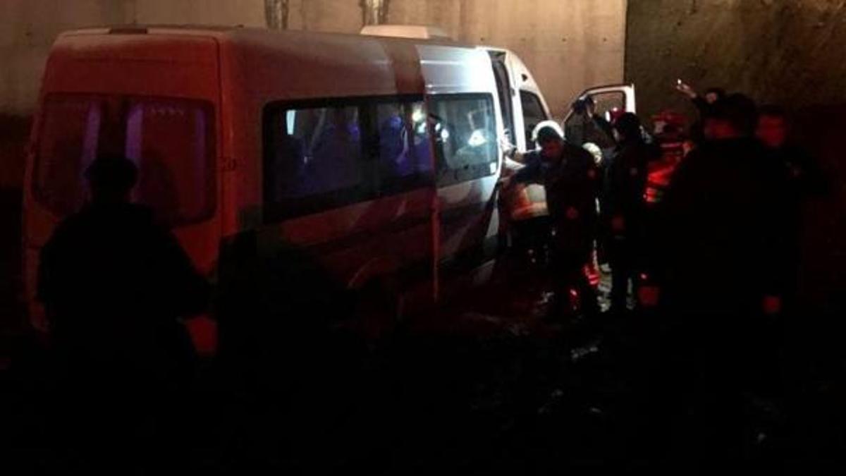 Bursa'da fabrika işçilerini taşıyan minibüs köprü inşaatına uçtu: 5 yaralı