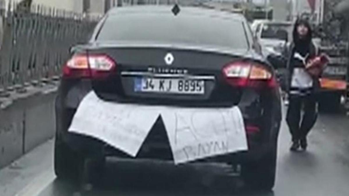 Arabasına 'Çok acemiyim' yazdı! Fenomen oldu!