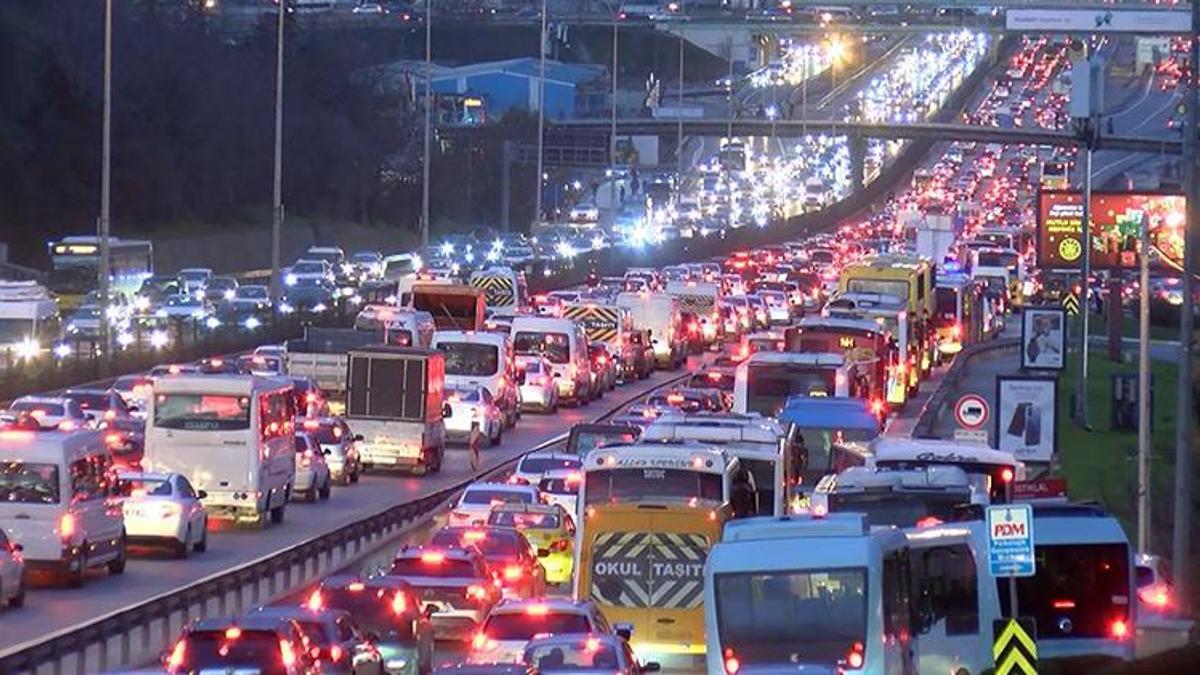 Haftanın ilk iş gününde trafik yoğunluğu oluştu