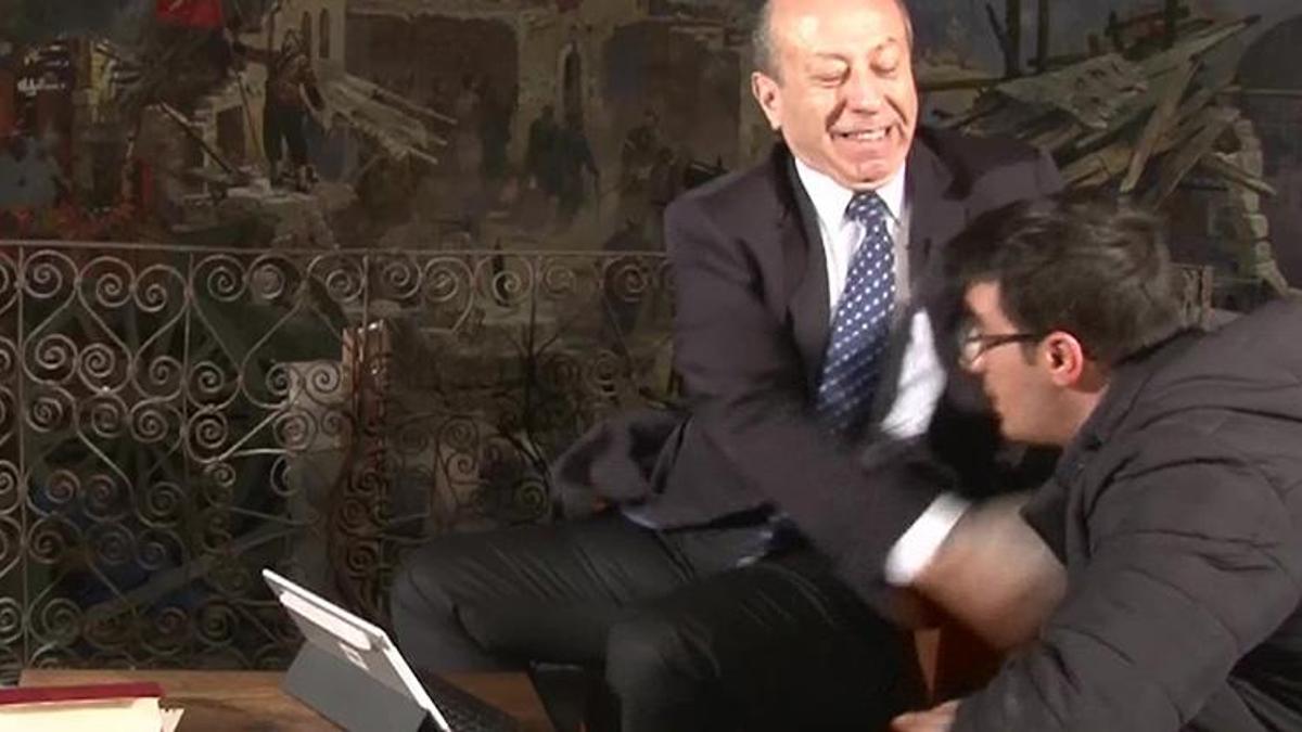 Muhabire tokat atmıştı! Muharrem Sarıkaya özür diledi