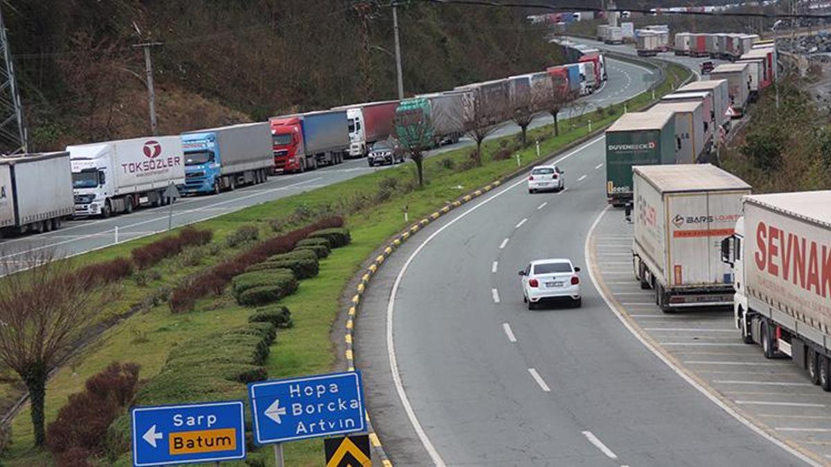 Sarp Sınır Kapısı'nda 29 kilometrelik TIR kuyruğu