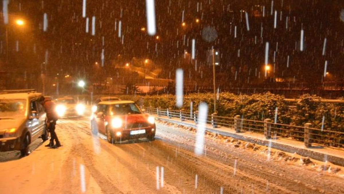 İstanbul'da beklenen kar yağışı başladı! Trafikte yoğunluk...