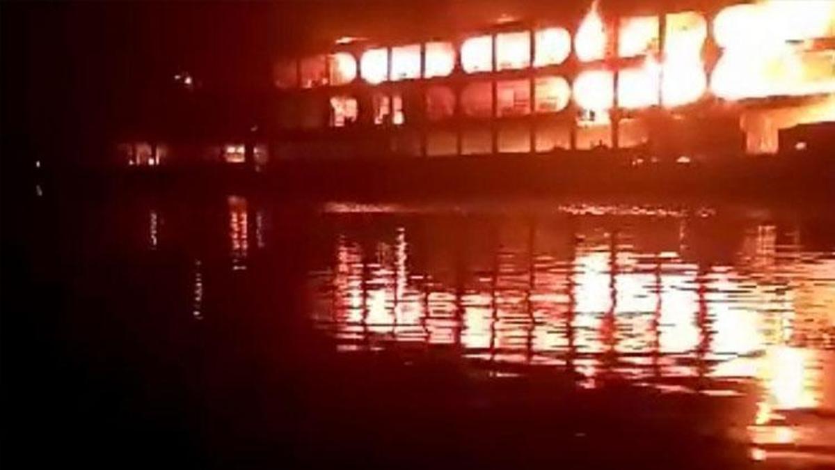 Bangladeş'teki facia dünyayı şok etti! Feribot yangınında onlarca kişi yanarak hayatını kaybetti