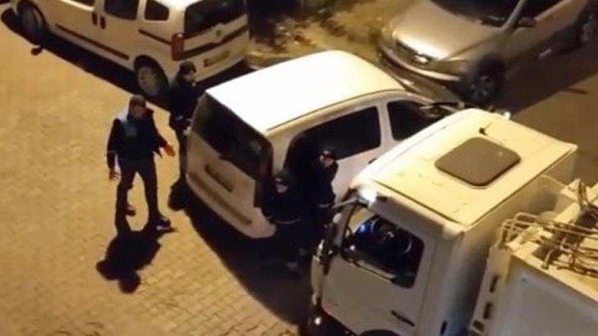 Güngören'de çöp arabası yoldan geçemedi, işçiler yolu böyle açtı!
