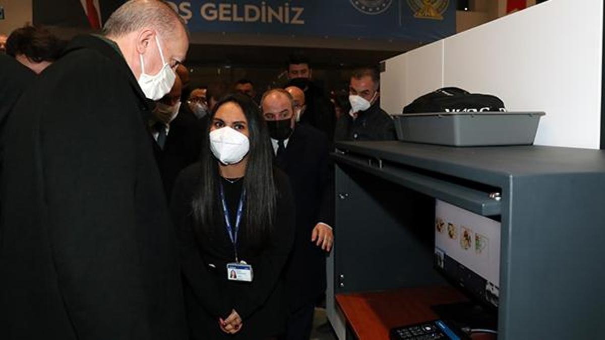 Cumhurbaşkanı Erdoğan, ASELSAN'ın yerli ARIN X-ray bagaj kontrol cihazını inceledi