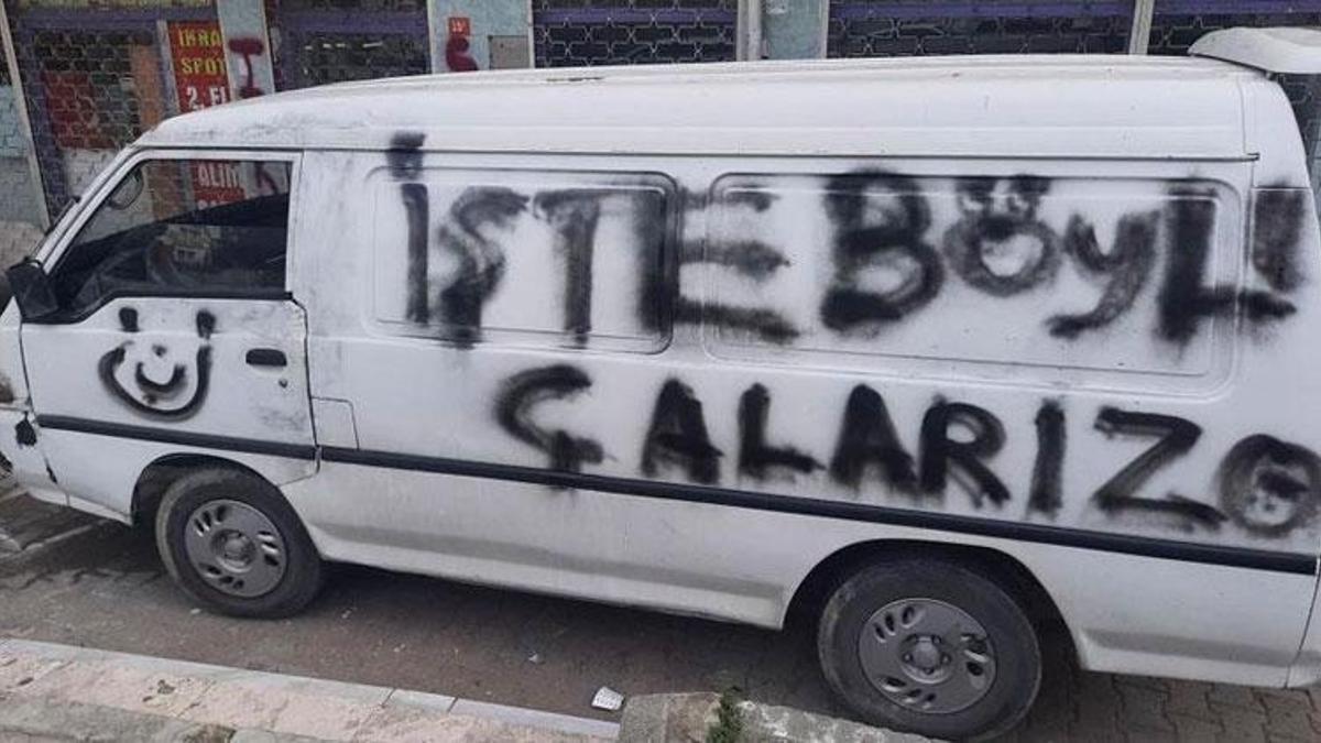 Çaldıkları arabanın üzerine “İşte böyle çalarız” yazıp kaçtılar