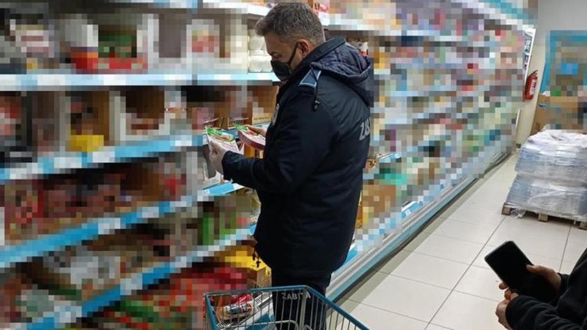 Zincir markette tarihi geçmiş ürün zabıtanın gözünden kaçmadı