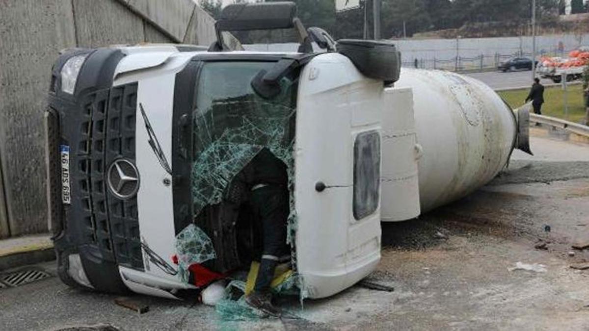 Devrilen beton mikserinin şoförü yaralandı