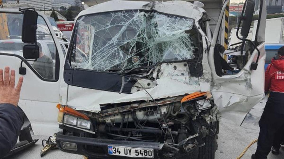 Arnavutköy'de kamyonet dehşeti! Freni boşalınca araçlara çarparak durabildi!