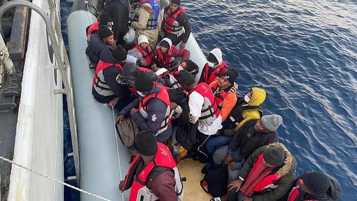 Türk karasularına itilen düzensiz göçmenler kurtarıldı