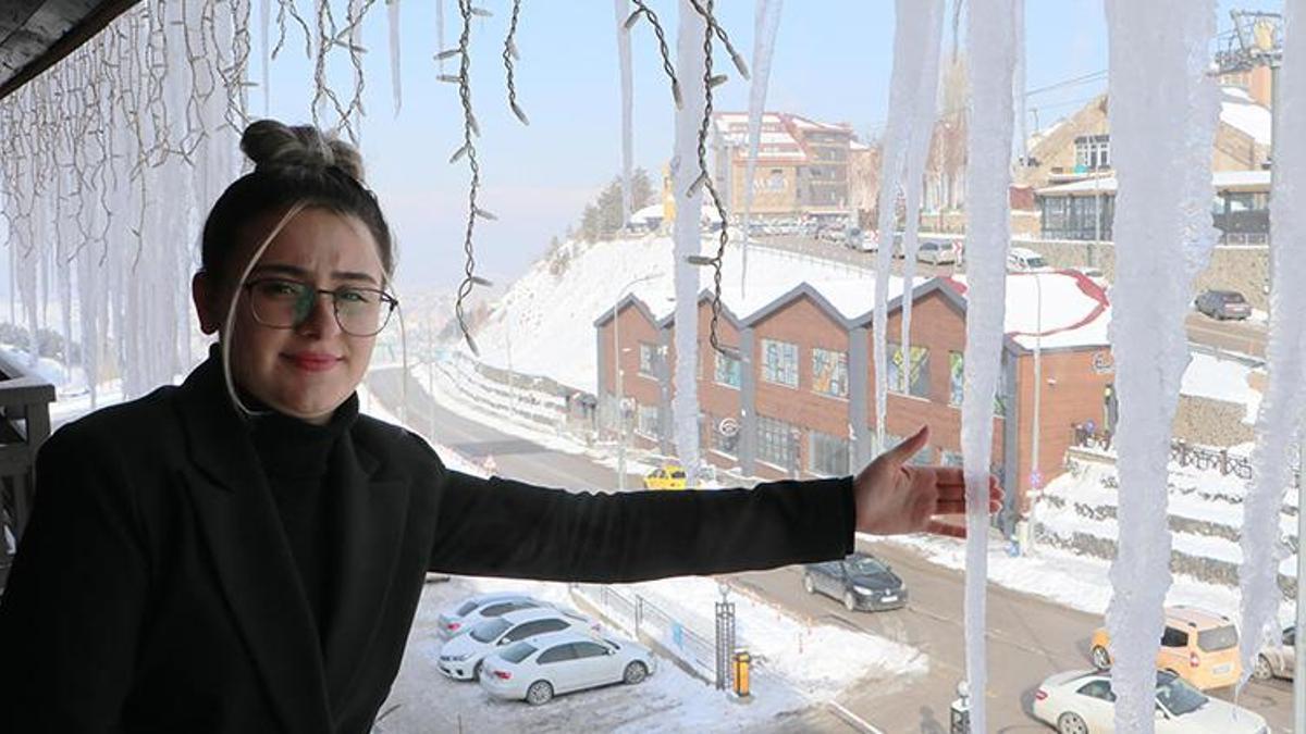 Buz sarkıtlarının boyu 3 metreye ulaştı! Hatıra fotoğrafı çektirdiler