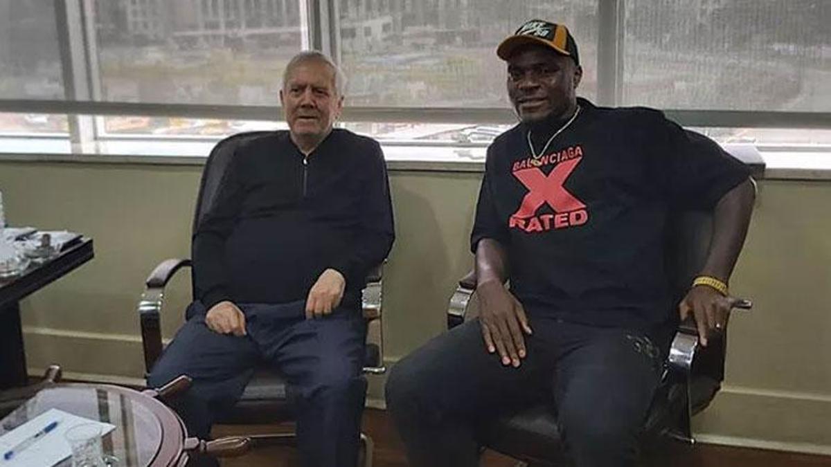 Emenike'den Aziz Yıldırım'a sürpriz ziyaret