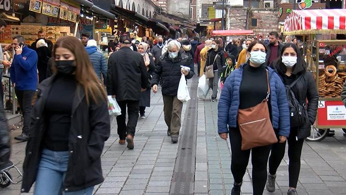 Eminönü'nde yılbaşı yoğunluğu başladı