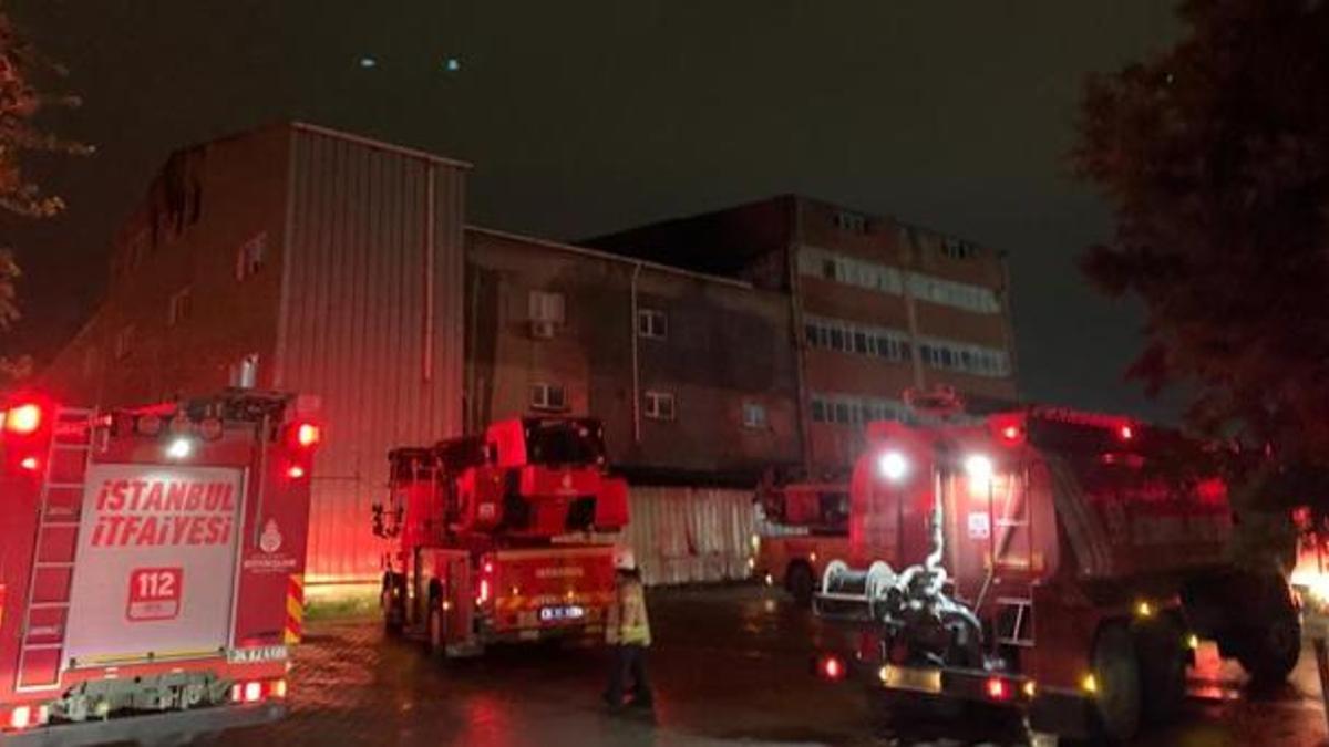 Esenyurt’ta 4 katlı tekstil fabrikası alev alev yandı