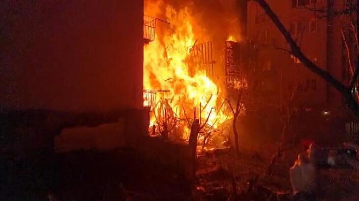 Beyoğlu'nda ahşap binada yangın! Çok sayıda ekip sevk edildi