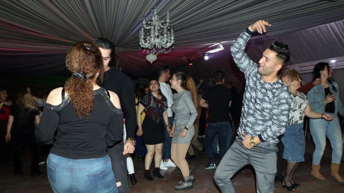 Yılbaşı tatili için Van'a gelen İranlılar, yılbaşını kutlamaya başladı