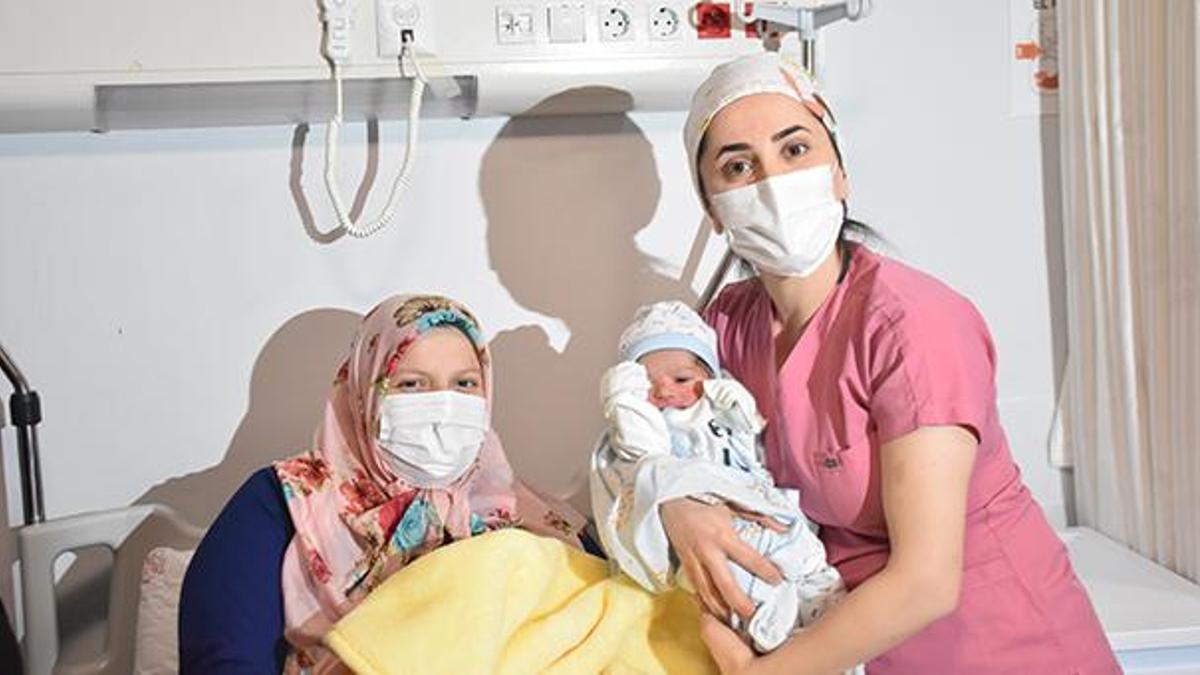 2022 yılının ilk bebekleri 'Furkan' ile 'Zeynep Gül'