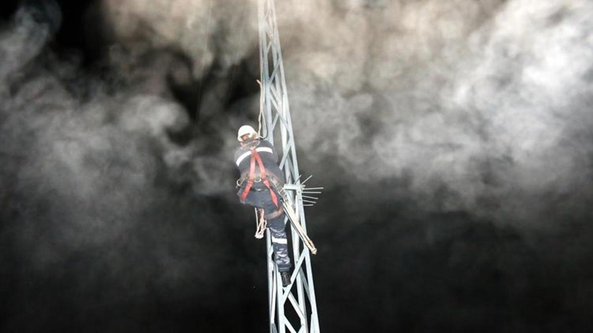 Yılbaşına 1 metre kar ve eksi 17 derece soğukta arıza gidererek girdiler