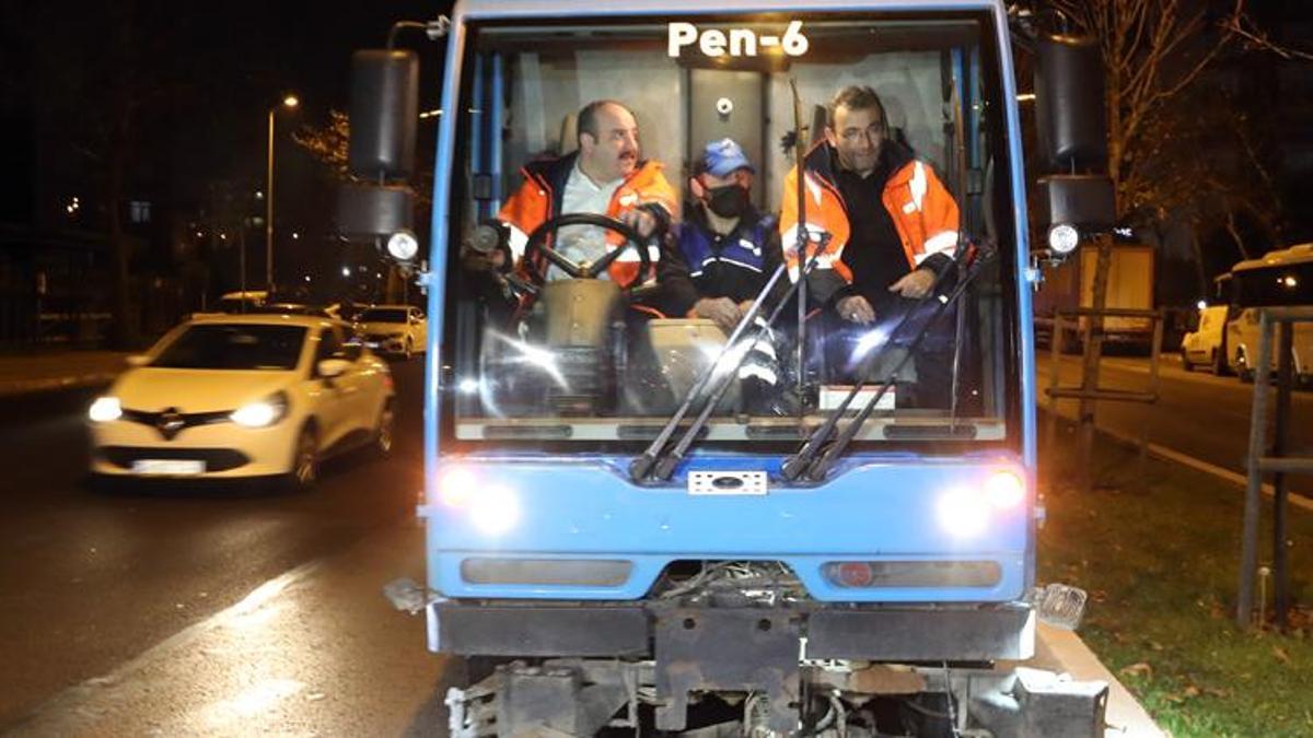 Bakan Varank Pendik'te yeni yıla temizlik işçileri ile girdi