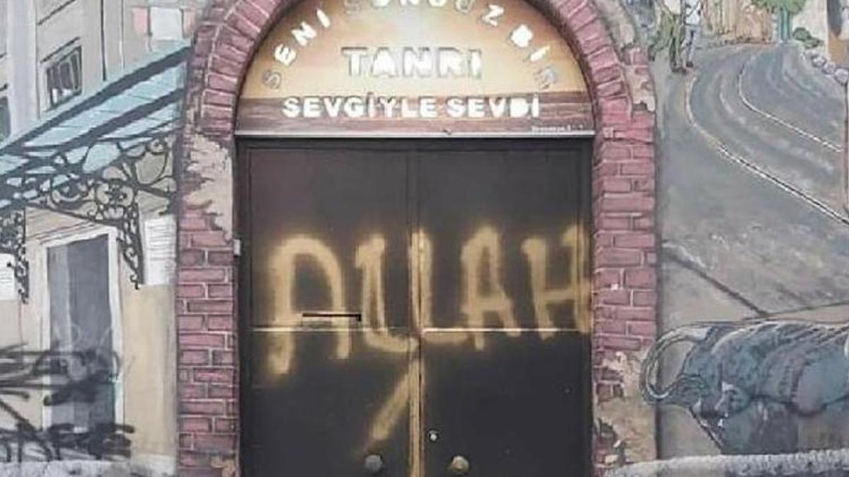 Kadıköy'de kilise kapısına yazı yazan şüpheli serbest bırakıldı