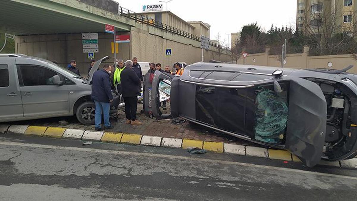 Sürücülerin kontrolsüz çıkışı kazaya neden oldu! 2 yaralı