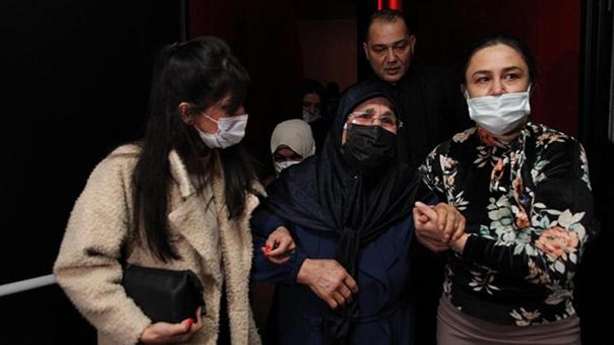 Eren ile şehit olan Başçavuş Gedik'in annesi, oğlunun canlandırıldığı filmi izlerken gözyaşlarına boğuldu