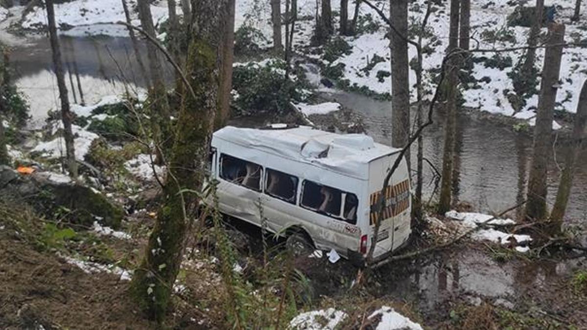 Otomobille çarpışıp dereye uçan tur minibüsündeki 7 kişi yaralandı