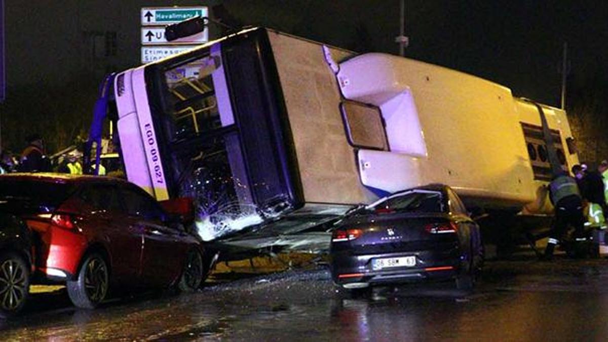 Ankara'da otomobille çarpışan EGO otobüsü iki aracın üzerine devrildi: 14 yaralı