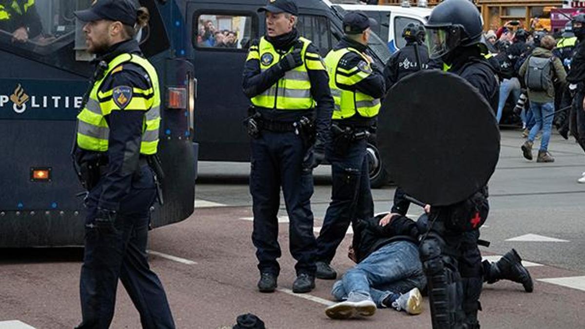 Hollanda sokakları karıştı! Polisten protestoculara “köpekli” müdahale