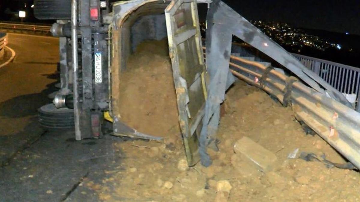 Kontrolden çıkan hafriyat kamyonu devrildi
